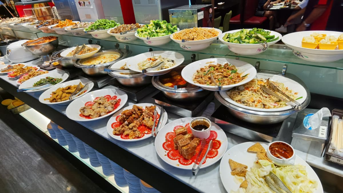 熱食區的選擇包含滷得入味的豬腳、鮮美的關東煮、麻辣鴨血等。（圖片來源：Darren蘋果樹旅遊玩樂誌）