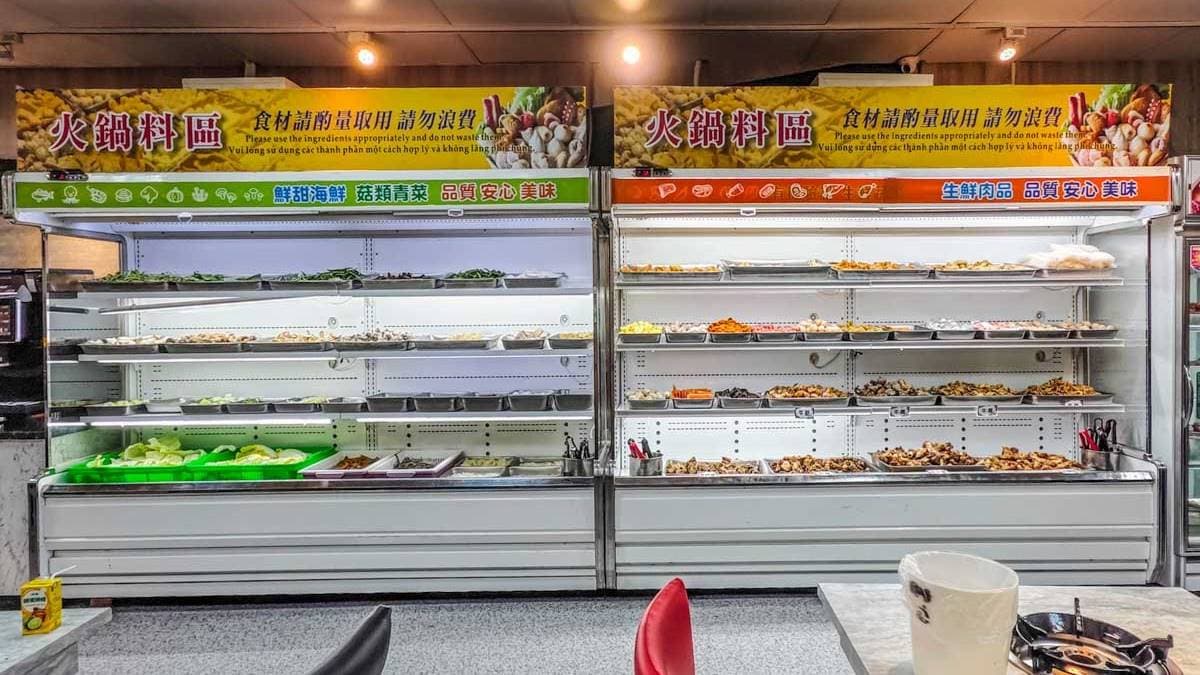 火鍋食材選擇豐富，火鍋料、肉品、海鮮、蔬菜應有盡有。（圖片來源：阿綿吃FUN最大）