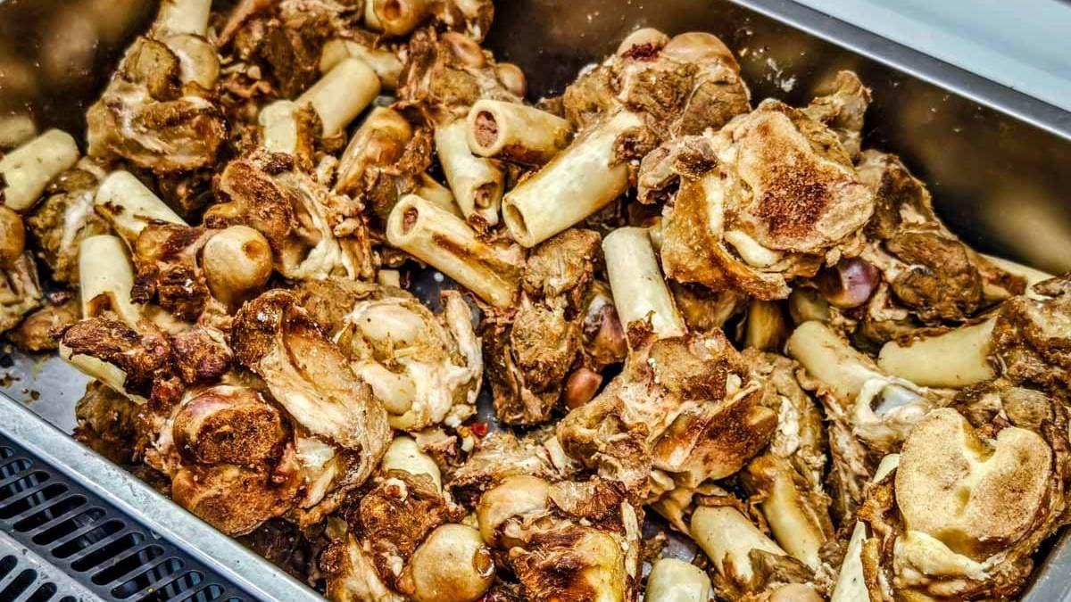 食材區有羊大骨、羊膝、羊排、牛腩、牛筋等高單價食材無限供應。（圖片來源：阿綿吃Fun最大）