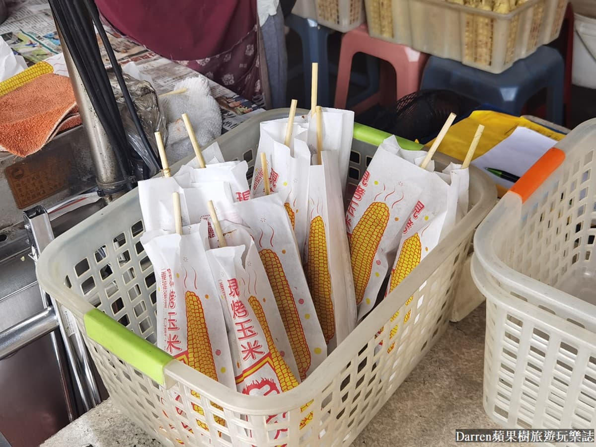 新北「最便宜烤玉米」藏在這!每支40元在地人瘋排隊,獨門祕醬鹹甜太唰嘴 新北「最便宜烤玉米」藏在這!每支40元在地人瘋排隊,獨門祕醬鹹甜太唰嘴