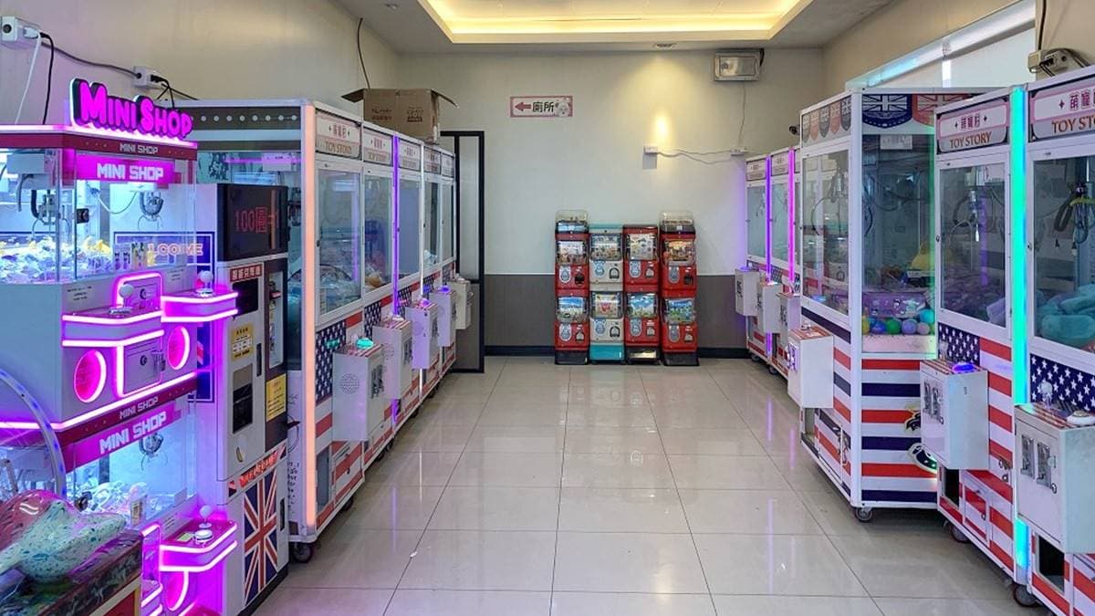 室內遊戲區有冷氣可以吹，裡頭有不少投幣電玩機檯、娃娃機、扭蛋機以及彈珠檯。（圖片提供：可大王愛旅行）