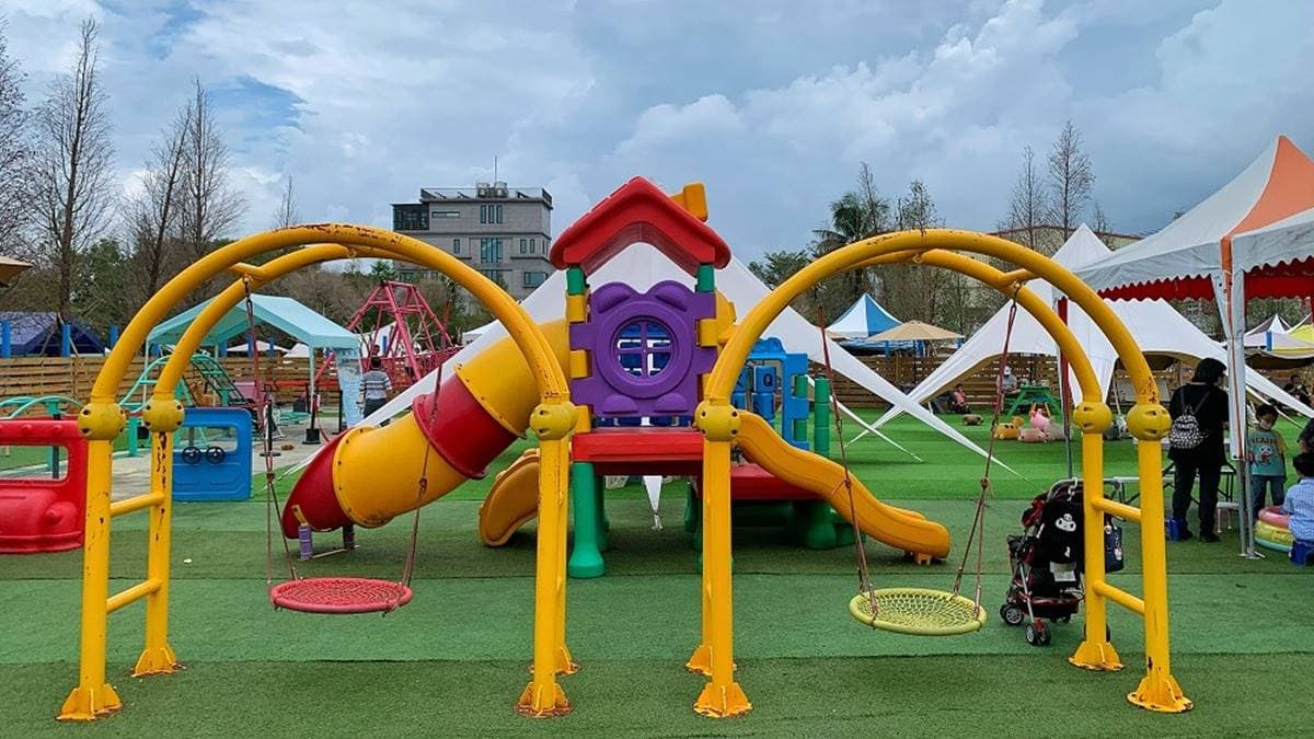 室外遊戲區有溜滑梯、盪鞦韆等，簡直就是小型的親子公園。（圖片提供：可大王愛旅行）
