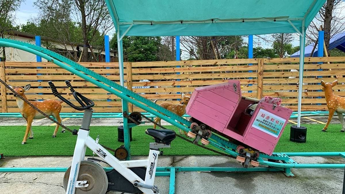 迷你雲霄飛車是靠爸媽們踩著輪子，把孩子彈射出去，好玩又逗趣！（圖片提供：可大王愛旅行）
