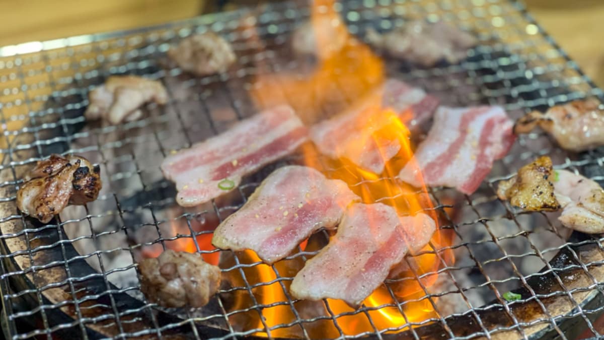 「私炑炭火燒肉」位於台南市中西區，以優質肉品和舒適用餐環境著稱。（圖片來源：花露露の花花世界）