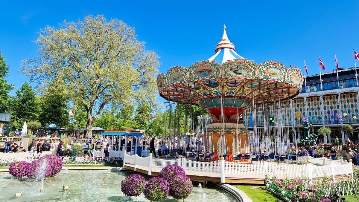 「蒂沃利花園」以其獨特造景和歡樂氛圍聞名全球。（圖片來源：Shutterstock）