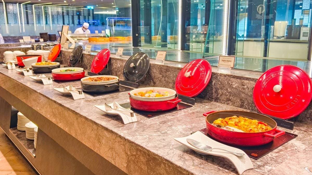 自助吧還有沙拉、壽司、熱菜、湯品、麵包、甜點、飲料、冰品無限供應。（圖片提供：美食好芃友）
