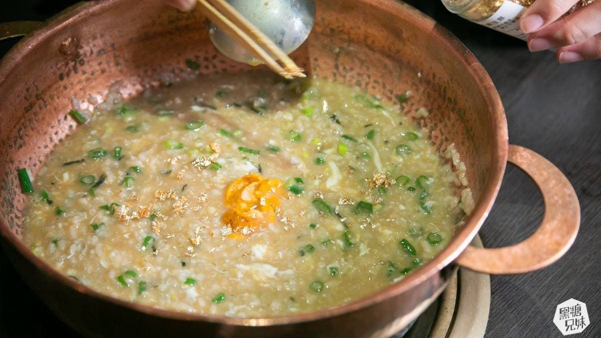 吃完火鍋，還能品嘗用湯底加入金箔烹煮的「黃金稀飯」。（圖片提供：黑糖兄妹食樂主義）