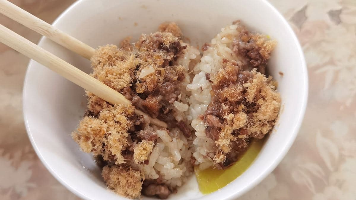 趁熱吃米糕香氣很足，加上醃黃蘿蔔很下飯。（圖片來源：DARREN蘋果樹旅遊玩樂誌）