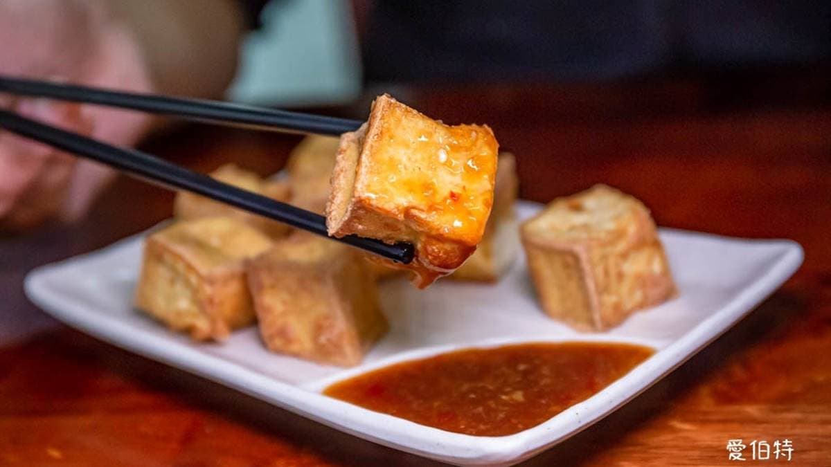 網友推薦必點的「炸豆腐」，單吃就很棒，沾上滿滿蒜醬更銷魂！（圖片來源：愛伯特）