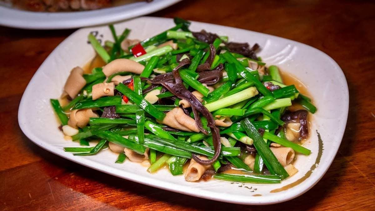 「韭菜炒鵝腸」口感清脆，調味也不錯，不怕有腥味。（圖片來源：愛伯特）