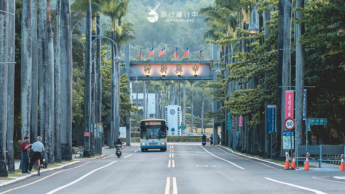 ５、６月時，順著省府路上，兩側就是賞花的地點。（圖片來源：旅行履行中）