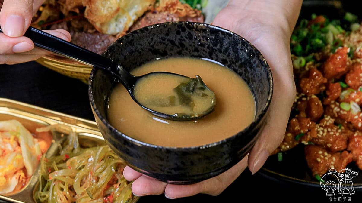 味噌湯濃郁鹹甜又帶有細緻黃豆香氣。（圖片來源：柚香魚子醬的蹦蹦跳跳）