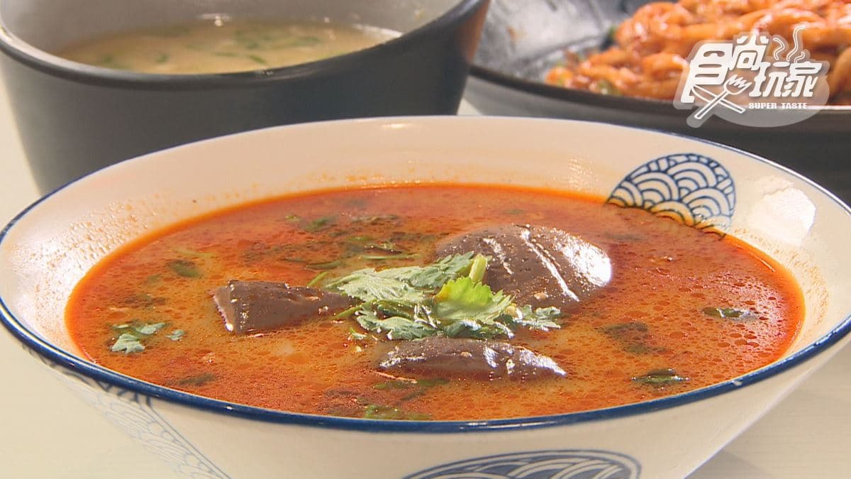 「麻辣鴨血湯」鴨血很大塊，吃起來很過癮。