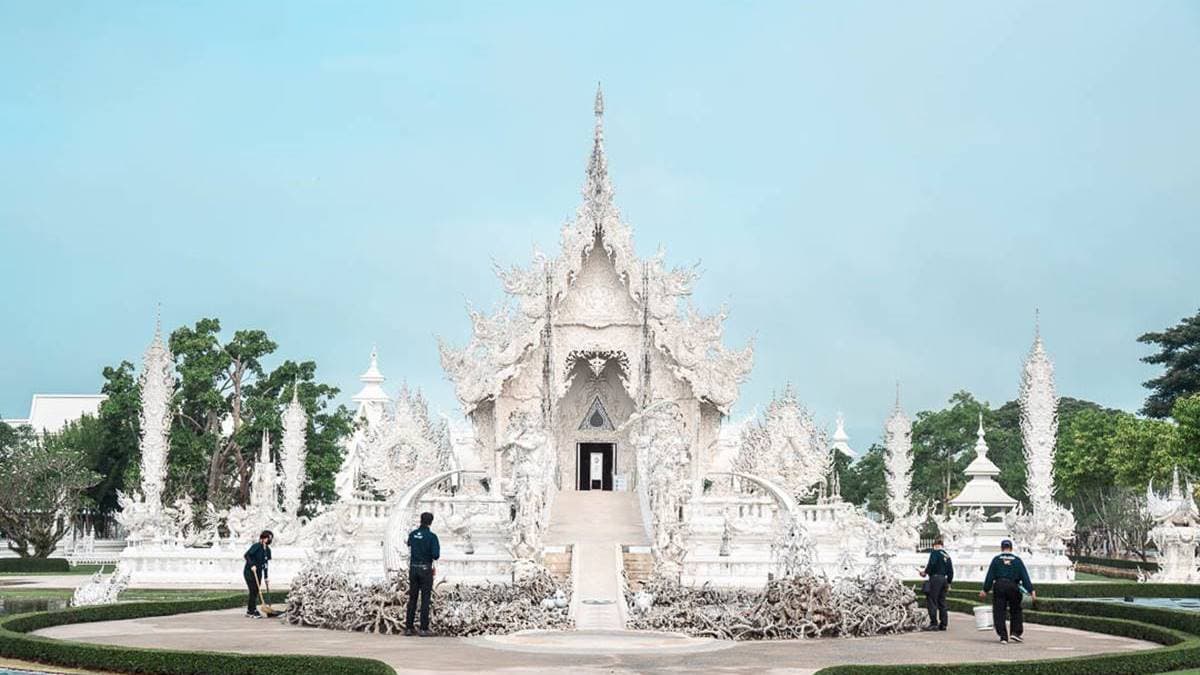 「清萊白廟」像件藝術品，建築通體純白。（圖片來源：Pengu Travel）