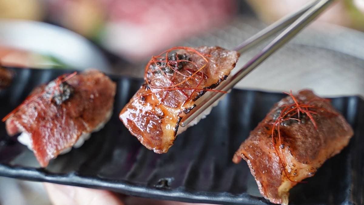 燒肉吃到飽竟然提供「炙燒松露和牛壽司」任你吃，真的好幸福！（圖片來源：阿華田的美食日記）