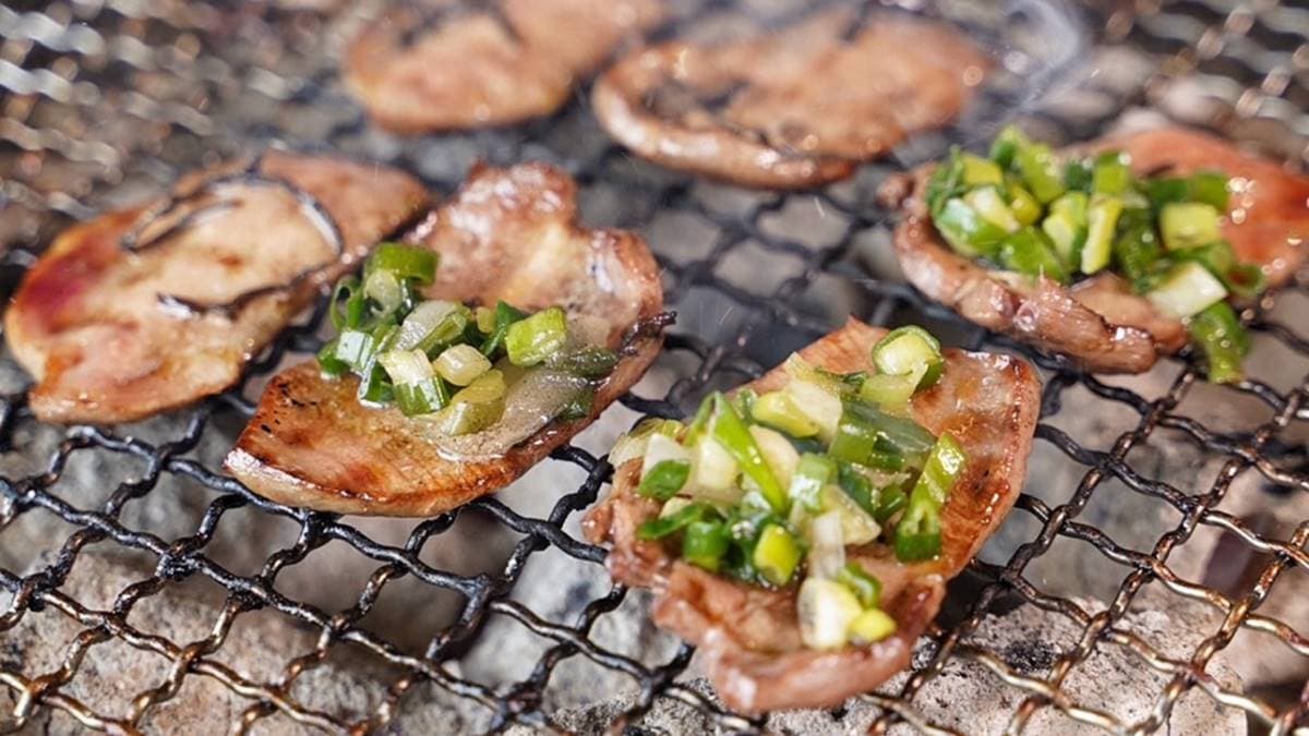 菜單提供牛、豬、雞、海鮮、蔬菜等品項吃到飽。（圖片來源：阿華田的美食日記）