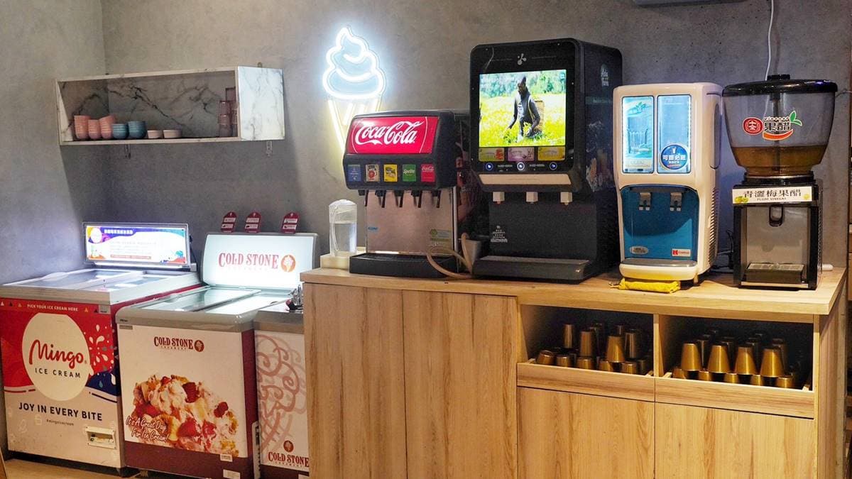 自助吧提供多種飲料、冰淇淋可無限取用。（圖片來源：阿華田的美食日記）