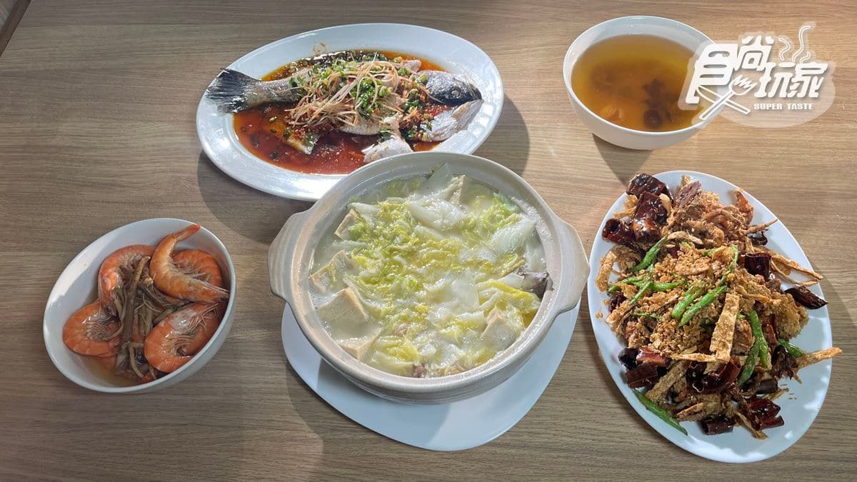 不只是雞湯，還有許多配菜，例如「蒜香軟殼蟹」「剁椒鱸魚」等。