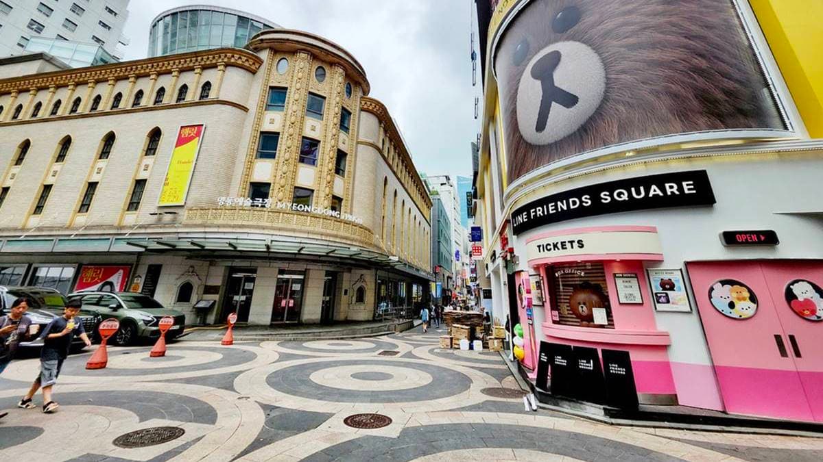 店家繽紛的色彩和復古建築互相輝映。（圖片來源：Wenwen小姐和寶貝們）
