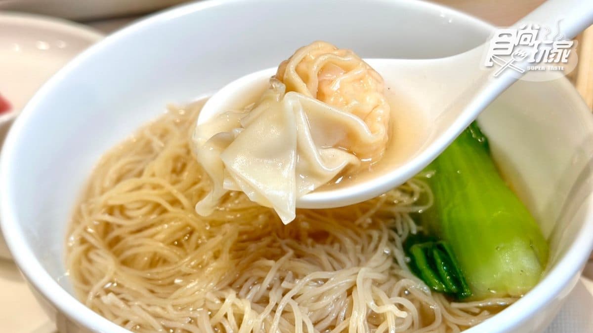 「招牌綜合鮮蝦雲吞麵」（198元），使用老母雞、扁魚等熬煮一個上午，雲吞有香菇、鮮蝦餡２種口味。