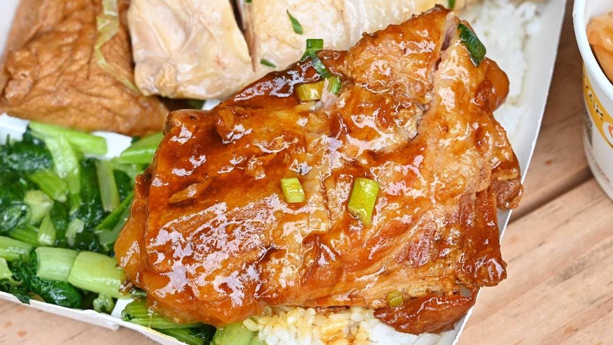 「紅燒排骨」裡頭有軟Ｑ軟骨可以嚼，滷得非常入味。（圖片提供：糖糖's 享食生活）