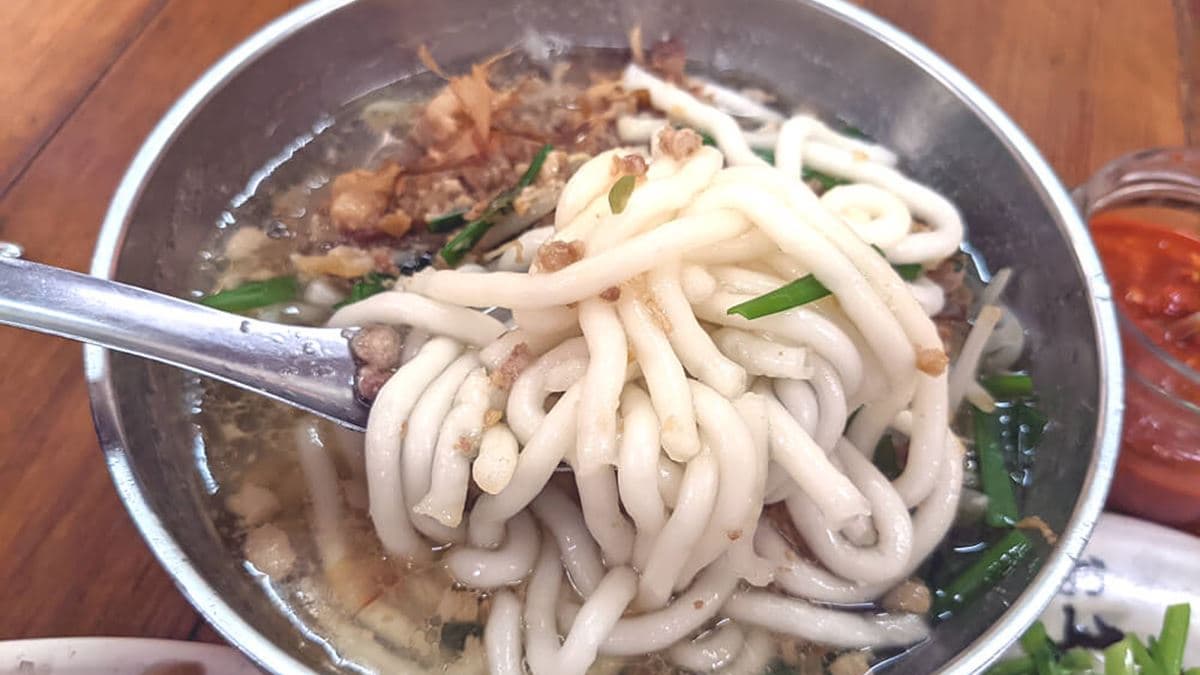 吸飽湯汁的米苔目更香甜好吃。（圖片來源：老皮嫩肉的流水帳生活）
