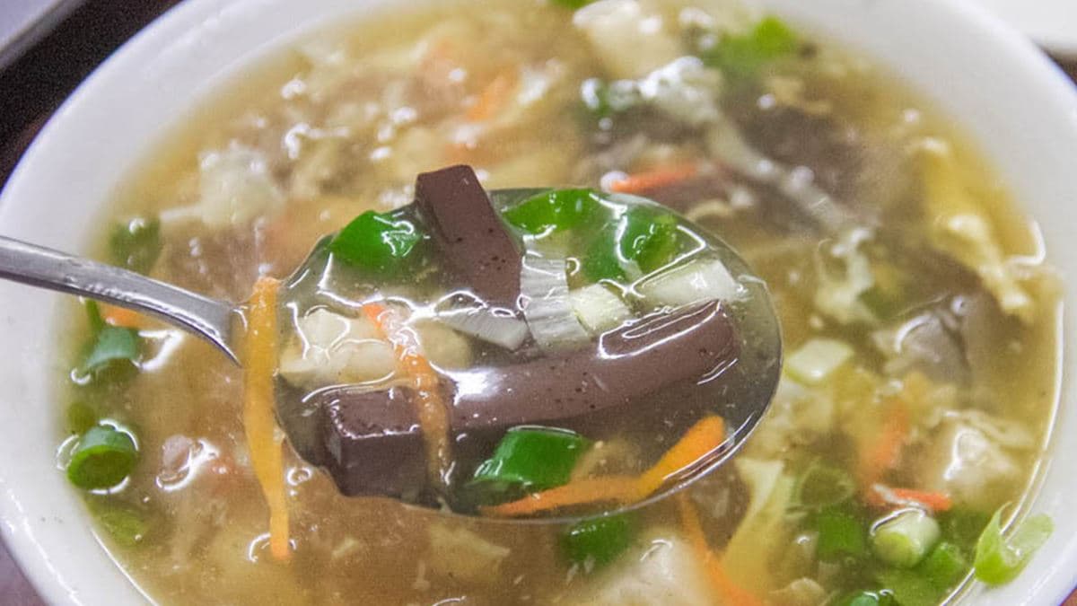 酸辣湯喝起來很夠味，胡椒味偏重。（圖片來源：13‘s幸福食光-旅遊美食部落格）