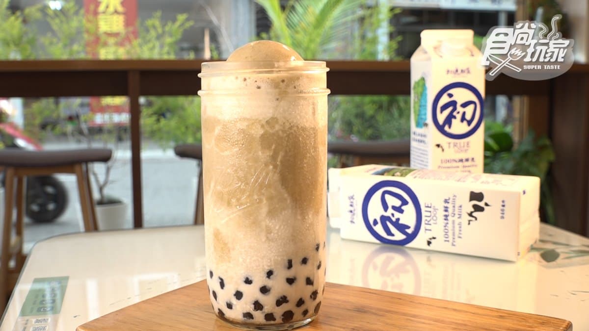 「綠豆沙鮮奶」是店內的招牌飲品。