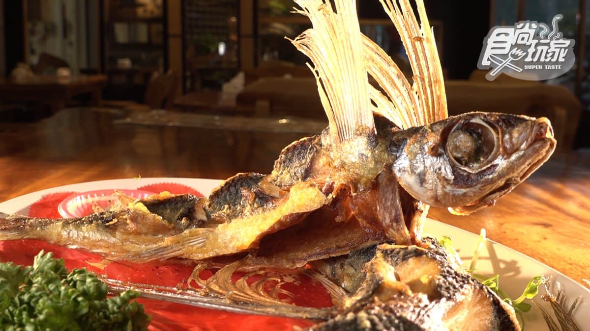 「椒鹽飛魚」外酥內嫩，不用沾椒鹽就好吃。