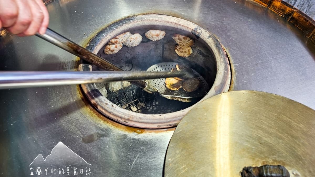 烘烤過程需要將餅皮緊貼在高溫的爐壁上，散發出令人垂涎的香氣。（圖片來源：宜蘭ㄚ欣的美食日誌）