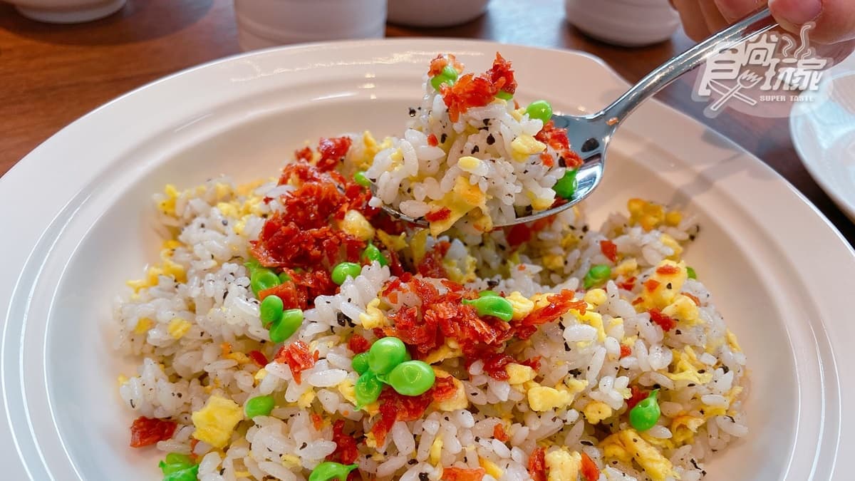 「帕瑪火腿松露炒飯」融合超有名的上海菜飯與台味元素製成。