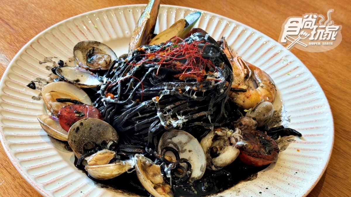 「暗黑透抽墨魚麵」吃得到多種海鮮入料，口感相當豐富。