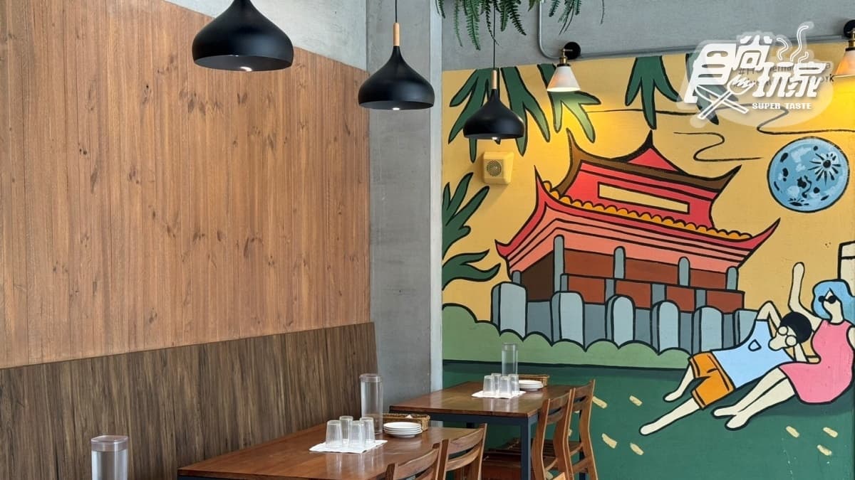 餐廳隱身在巷弄中的U.I.J Hotel & Hostel１樓。