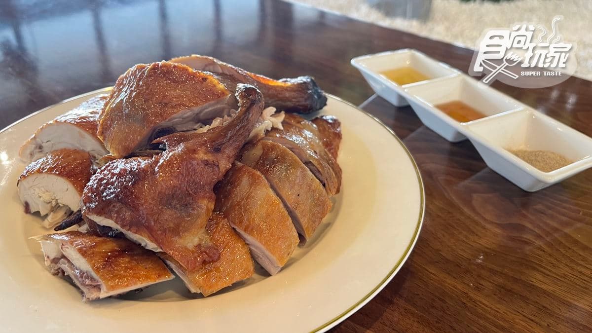 「東方美人茶燻雞」煙燻的味道很濃，帶有一股茶香很特別。
