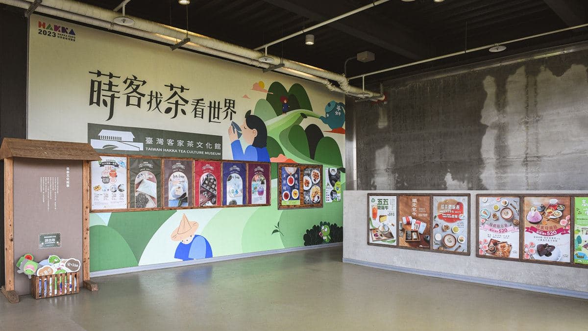 「奉茶大廳」設置了大型的看板可以拍照打卡。（圖片來源：潔妮食旅生活）