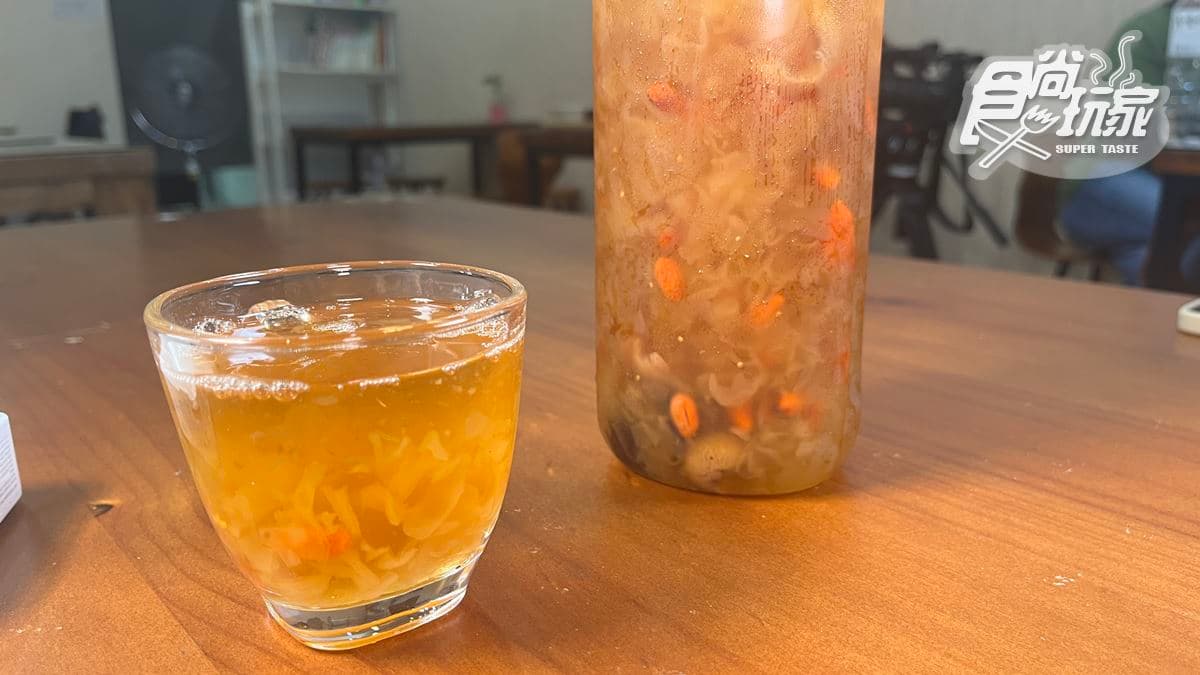 「冰糖紅棗枸杞銀耳湯」也有一整瓶的可以買回家喝。