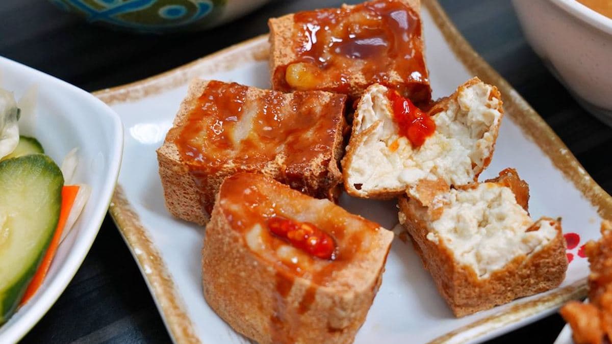 外酥內軟的豆腐再沾點麻辣醬，層次更佳。（圖片來源：艾薇覓食趣）