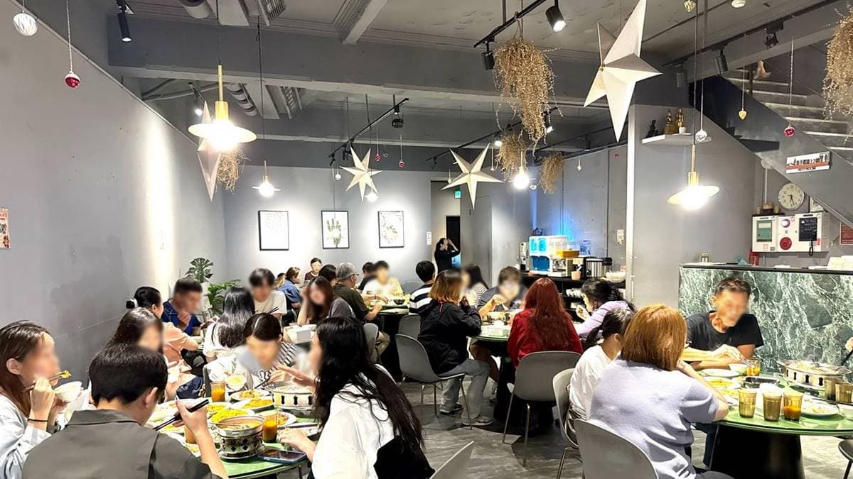 店內座位是以圓桌為主，相當適合聚餐。（圖片來源：猴屁的異想世界）