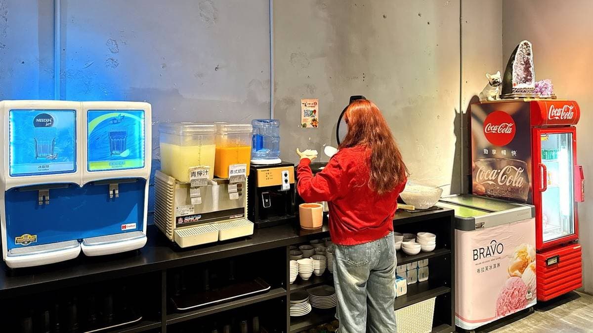 免費自助吧還提供免費白飯、冰品、泰奶等飲料可享用。（圖片來源：猴屁的異想世界）