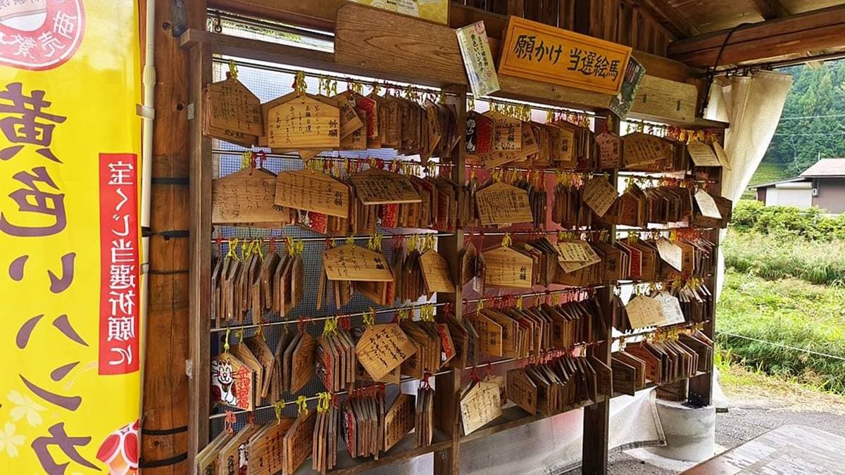 金持神社札所一旁有許願亭，掛滿了心願繪馬。（圖片來源：小企鵝生活趣）