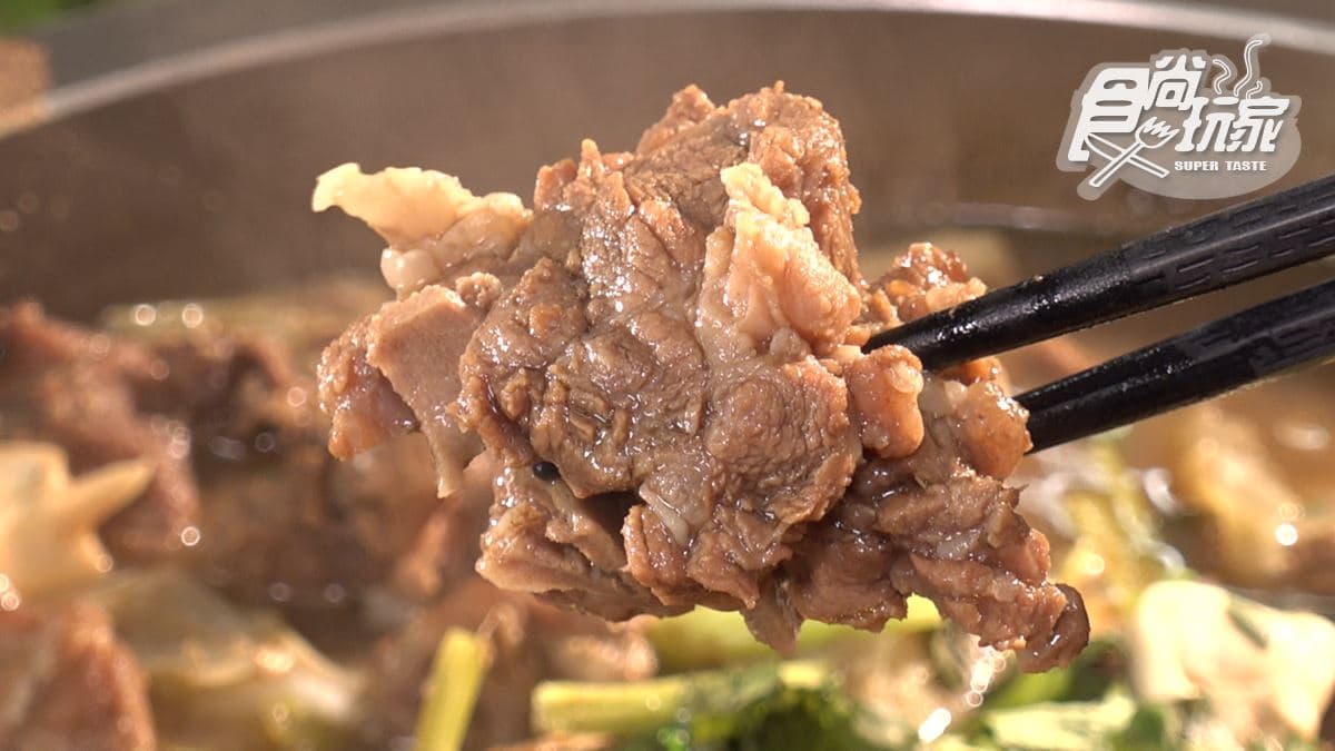 「三姐妹排骨火鍋」是隱藏在巷弄裡的30年老字號火鍋店。