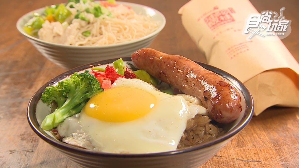 「小油飯＋蛋＋香腸」的香腸外皮很脆、甜香味十足。