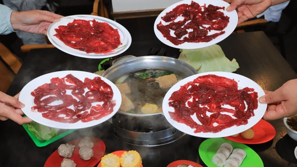 「牛肉盤」是必點菜色，搭配清爽的海苔湯底，口感鮮嫩。（圖片來源：肉魯 走遍全台灣●環遊全世界）