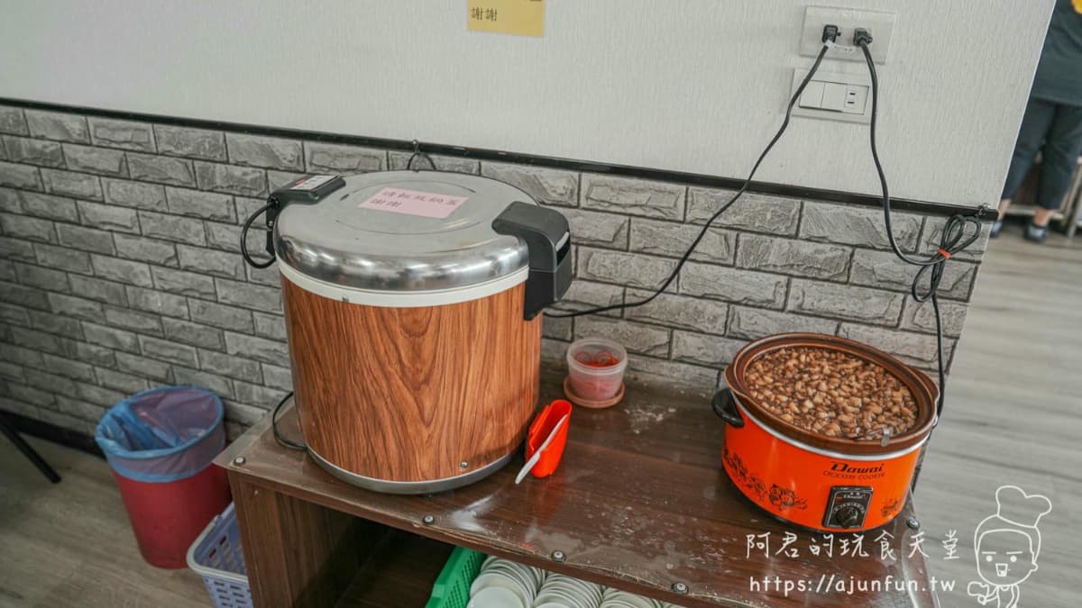 店內還提供免費的滷肉飯吃到飽，滷汁鹹香，讓人一吃就停不下來。（圖片來源：阿君的玩食天堂）