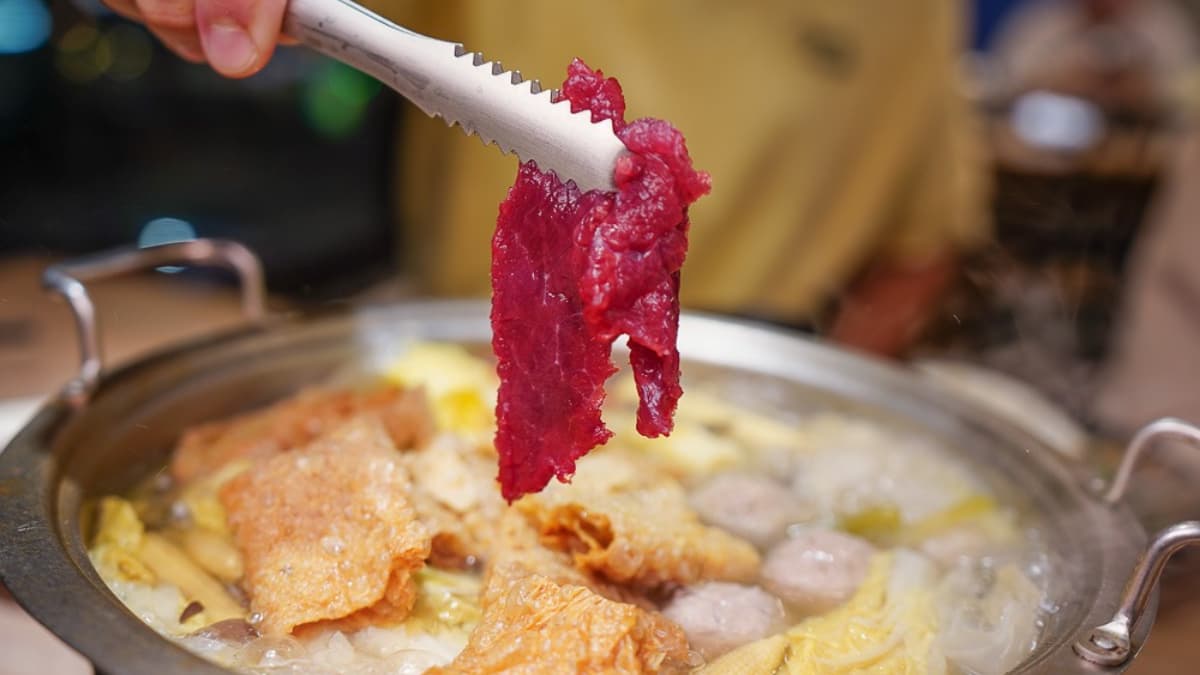 每日新鮮的溫體牛肉（350元）口感鮮嫩。（圖片來源：緹雅瑪 美食旅遊趣）