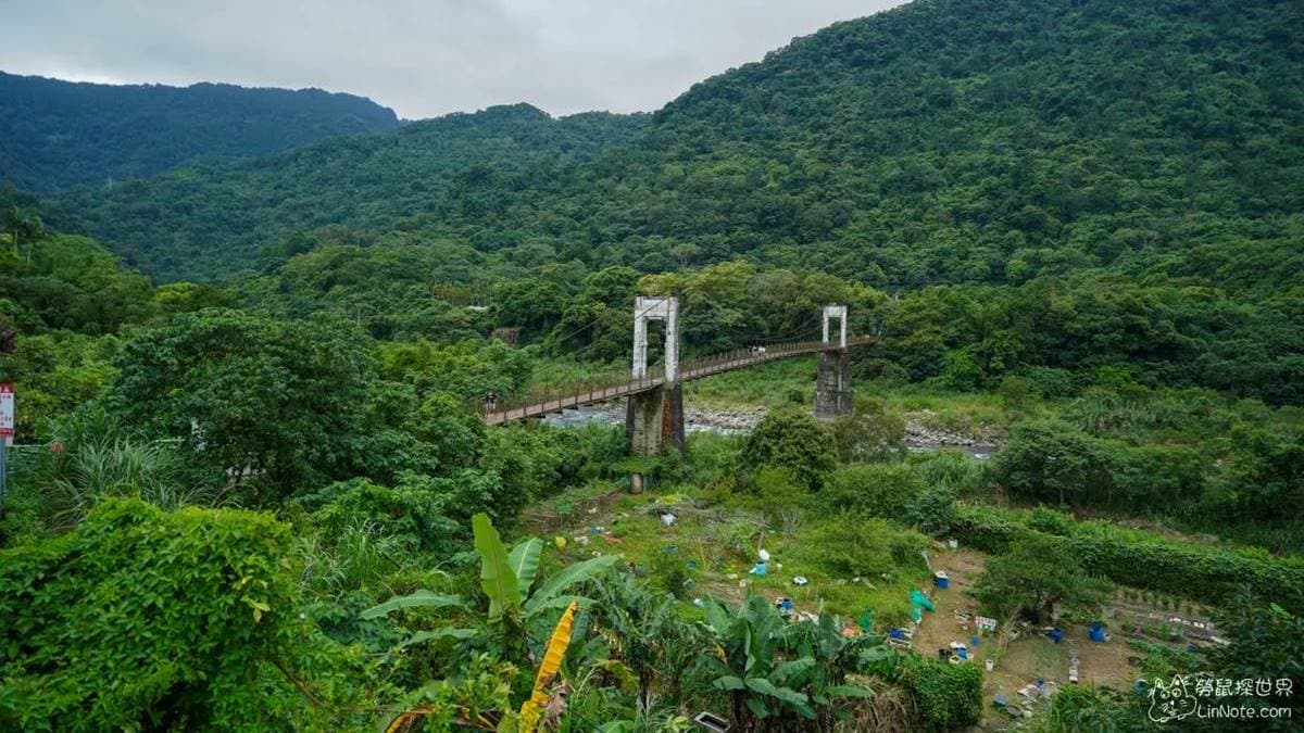 吊橋上可欣賞潺潺油羅溪沿著曲折山谷奔流而下。（圖片來源：Kiwi 樂活食旅）