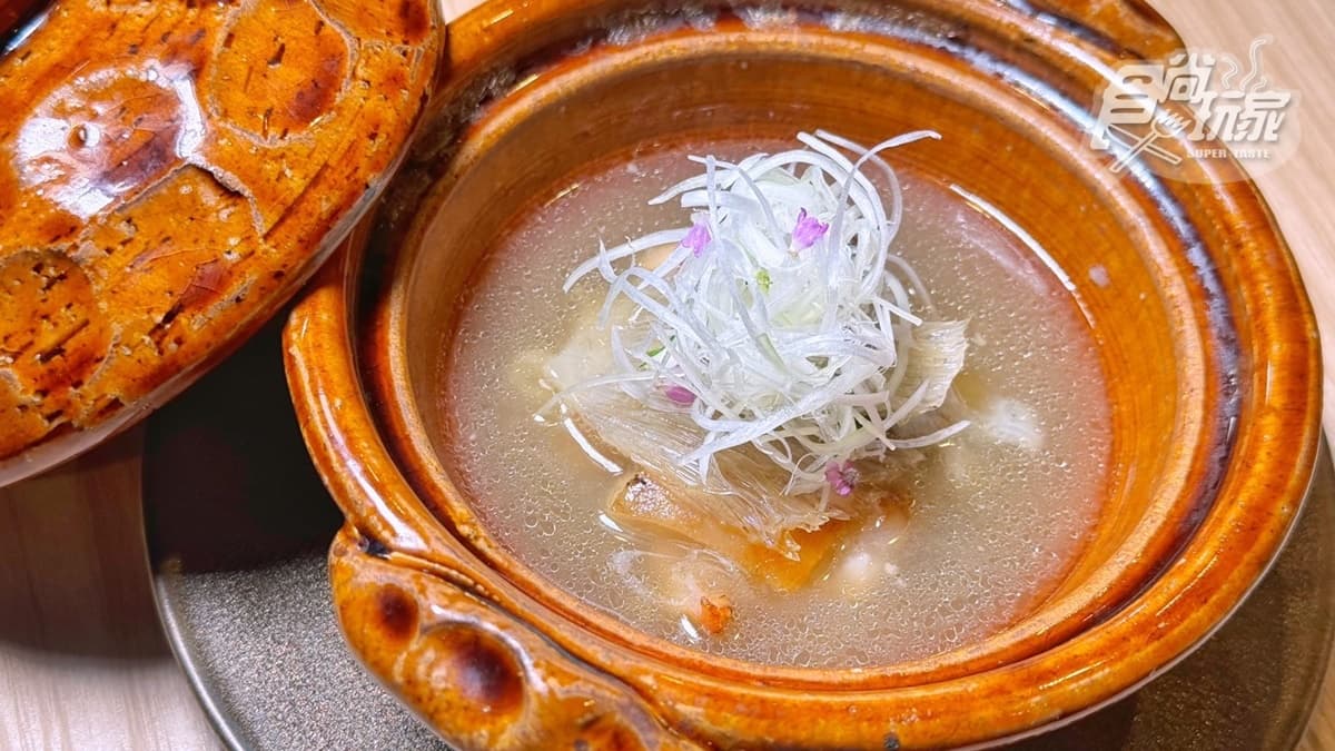 本店名菜「楊貴妃鍋」長時間燉煮甲魚、豬腳等食材，膠原蛋白滿滿。