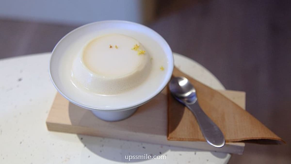 內用可品嘗「雪白杏仁奶酪」（100元），與咖啡絕配。（圖片來源：upssmile向上的微笑萍子）