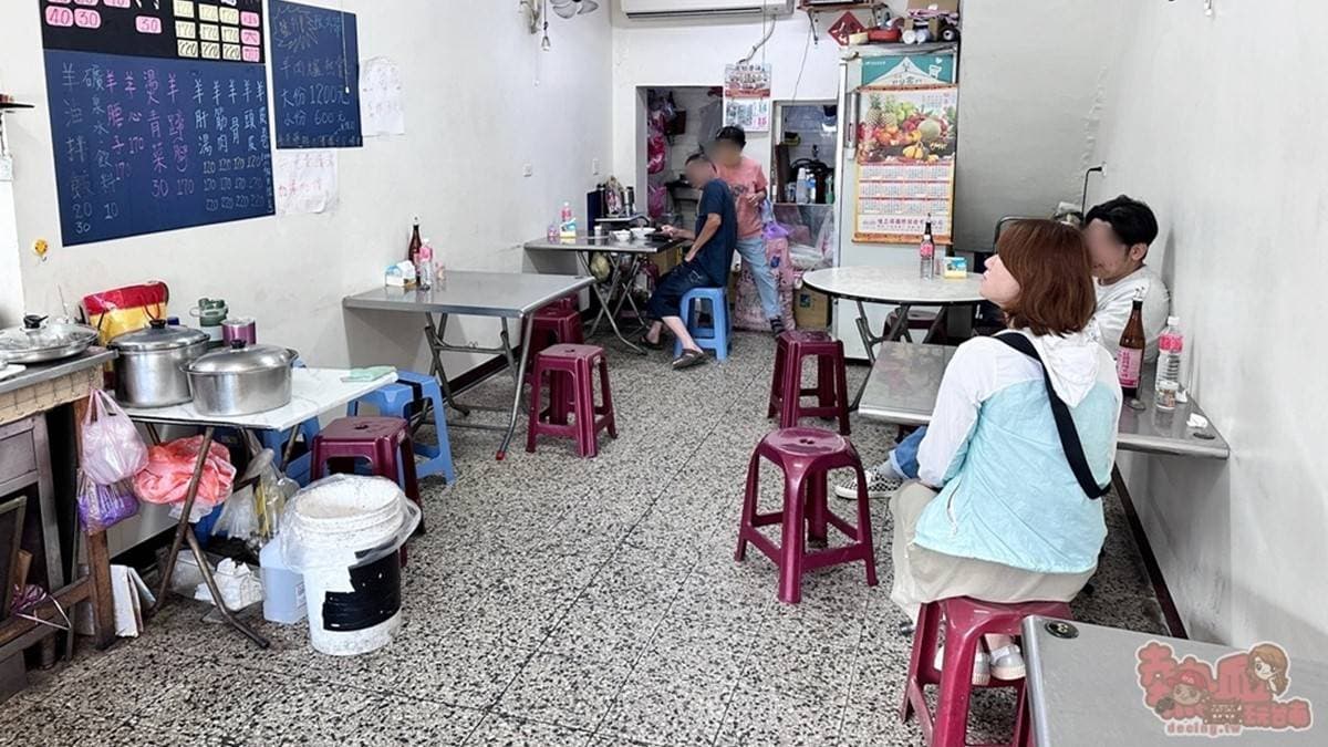 店面有少許內用座位，能吹冷氣用餐不怕熱。（圖片來源：熱血玩台南。跳躍新世界）