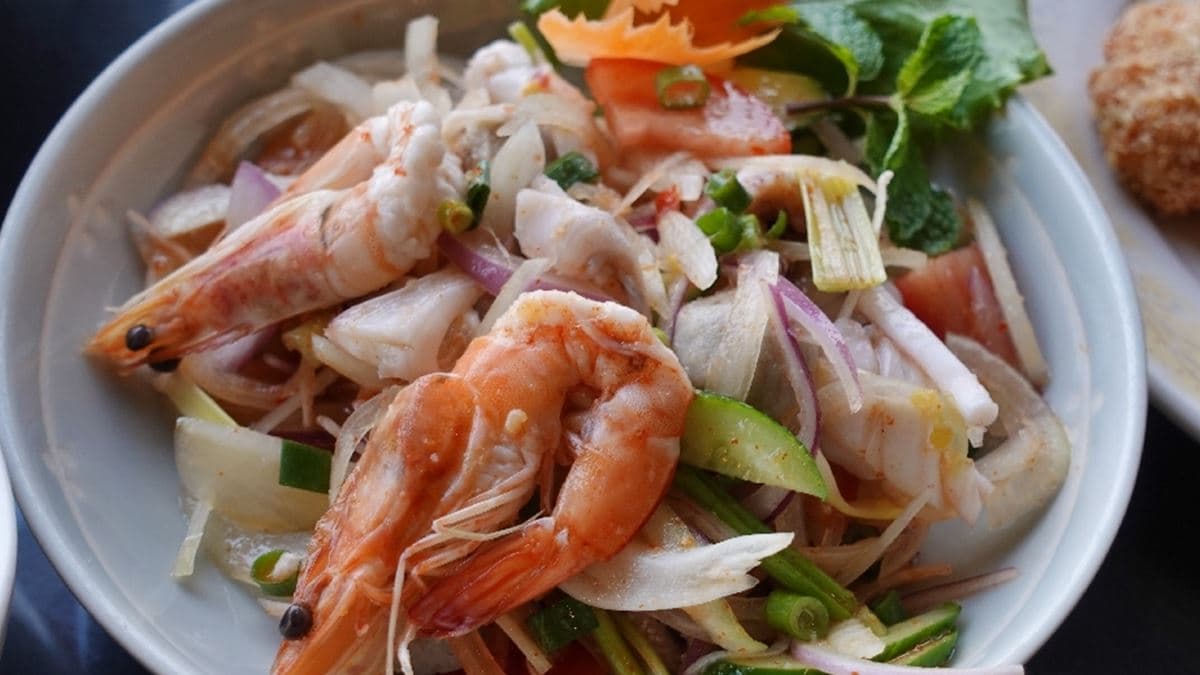 「酸辣拌海鮮」的分量還滿多的。（圖片來源：瑋瑋美食萬歲）